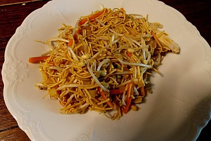 Chinesisch gebratene Nudeln mit Hühnchenfleisch, Ei und Gemüse 70