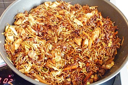 Chinesisch gebratene Nudeln mit Hühnchenfleisch, Ei und Gemüse 52