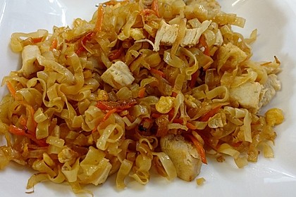 Chinesisch gebratene Nudeln mit Hühnchenfleisch, Ei und Gemüse 53