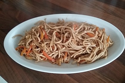 Chinesisch gebratene Nudeln mit Hühnchenfleisch, Ei und Gemüse 54