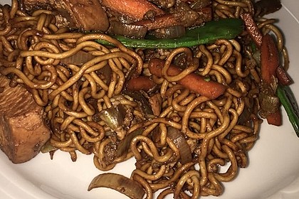 Chinesisch gebratene Nudeln mit Hühnchenfleisch, Ei und Gemüse 7