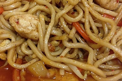 Chinesisch gebratene Nudeln mit Hühnchenfleisch, Ei und Gemüse 56
