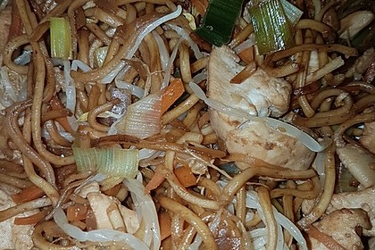 Chinesisch gebratene Nudeln mit Hühnchenfleisch, Ei und Gemüse 57