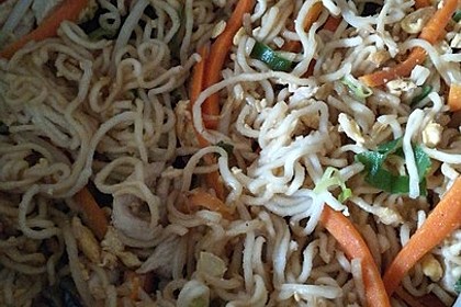 Chinesisch gebratene Nudeln mit Hühnchenfleisch, Ei und Gemüse 58