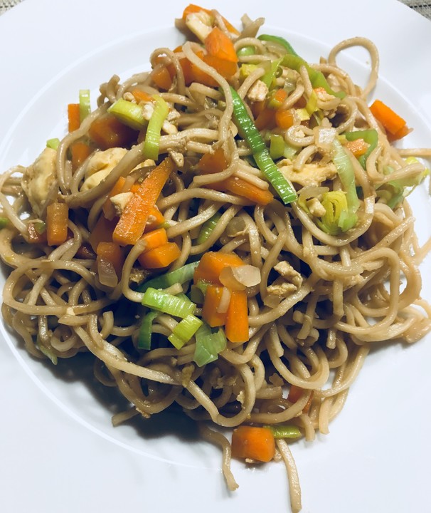 Chinesisch gebratene Nudeln mit Hühnchenfleisch, Ei und Gemüse von ...
