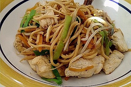 Chinesisch gebratene Nudeln mit Hühnchenfleisch, Ei und Gemüse 2