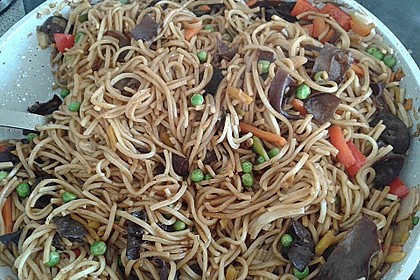 Chinesisch gebratene Nudeln mit Hühnchenfleisch, Ei und Gemüse 25