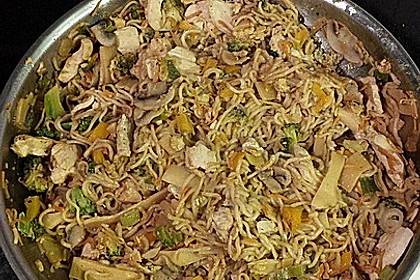 Chinesisch gebratene Nudeln mit Hühnchenfleisch, Ei und Gemüse 23