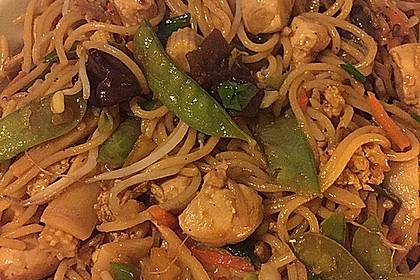 Chinesisch gebratene Nudeln mit Hühnchenfleisch, Ei und Gemüse 10