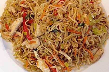 Chinesisch gebratene Nudeln mit Hühnchenfleisch, Ei und Gemüse 6