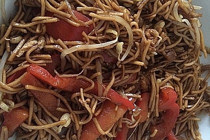 Chinesisch gebratene Nudeln mit Hühnchenfleisch, Ei und Gemüse 41