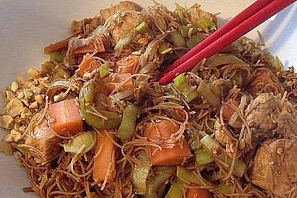 Chinesisch gebratene Nudeln mit Hühnchenfleisch, Ei und Gemüse 29