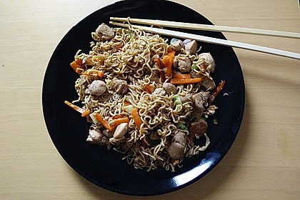 Chinesisch gebratene Nudeln mit Hühnchenfleisch, Ei und Gemüse 27