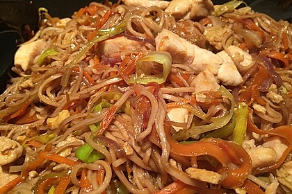 Chinesisch gebratene Nudeln mit Hühnchenfleisch, Ei und Gemüse 18