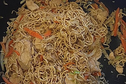 Chinesisch gebratene Nudeln mit Hühnchenfleisch, Ei und Gemüse 17