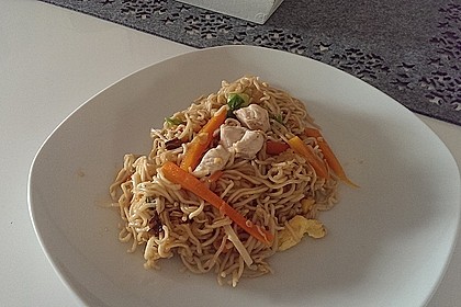 Chinesisch gebratene Nudeln mit Hühnchenfleisch, Ei und Gemüse 22