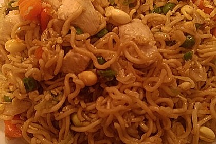 Chinesisch gebratene Nudeln mit Hühnchenfleisch, Ei und Gemüse 42