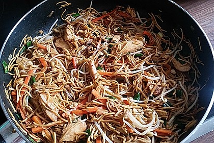 Chinesisch gebratene Nudeln mit Hühnchenfleisch, Ei und Gemüse 20