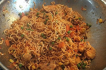 Chinesisch gebratene Nudeln mit Hühnchenfleisch, Ei und Gemüse 60