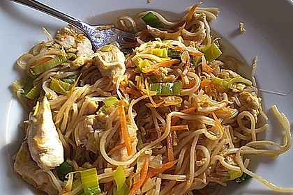 Chinesisch gebratene Nudeln mit Hühnchenfleisch, Ei und Gemüse 16