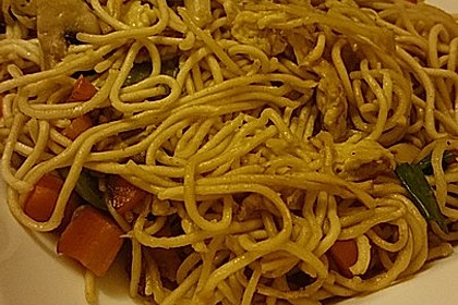 Chinesisch gebratene Nudeln mit Hühnchenfleisch, Ei und Gemüse 59
