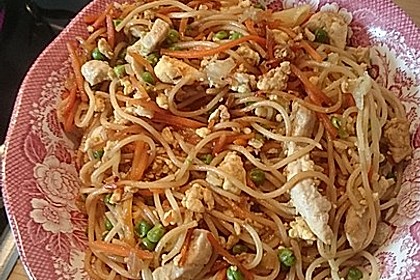 Chinesisch gebratene Nudeln mit Hühnchenfleisch, Ei und Gemüse 62