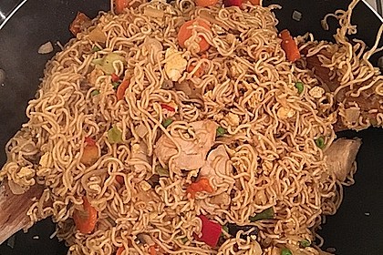 Chinesisch gebratene Nudeln mit Hühnchenfleisch, Ei und Gemüse 48