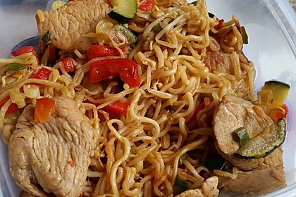 Chinesisch gebratene Nudeln mit Hühnchenfleisch, Ei und Gemüse 28