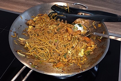 Chinesisch gebratene Nudeln mit Hühnchenfleisch, Ei und Gemüse 61