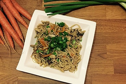 Chinesisch gebratene Nudeln mit Hühnchenfleisch, Ei und Gemüse 24