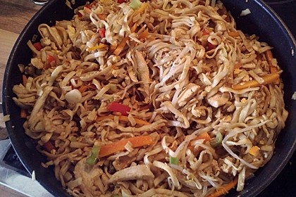 Chinesisch gebratene Nudeln mit Hühnchenfleisch, Ei und Gemüse 45