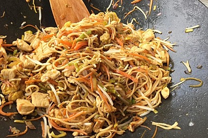 Chinesisch gebratene Nudeln mit Hühnchenfleisch, Ei und Gemüse 30