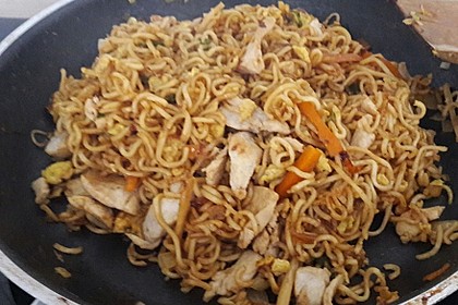 Chinesisch gebratene Nudeln mit Hühnchenfleisch, Ei und Gemüse 69