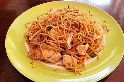 Chinesisch gebratene Nudeln mit Hühnchenfleisch, Ei und Gemüse 63