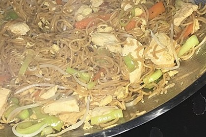 Chinesisch gebratene Nudeln mit Hühnchenfleisch, Ei und Gemüse 71