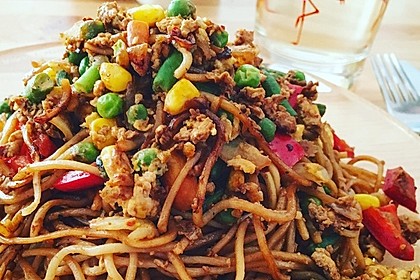 Chinesisch gebratene Nudeln mit Hühnchenfleisch, Ei und Gemüse 21