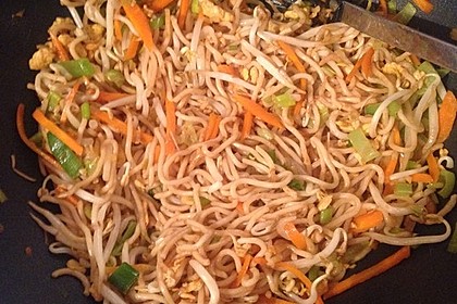 Chinesisch gebratene Nudeln mit Hühnchenfleisch, Ei und Gemüse 43