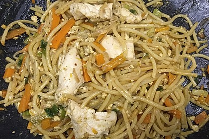 Chinesisch gebratene Nudeln mit Hühnchenfleisch, Ei und Gemüse 35