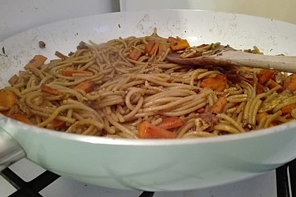 Chinesisch gebratene Nudeln mit Hühnchenfleisch, Ei und Gemüse 40