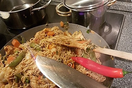 Chinesisch gebratene Nudeln mit Hühnchenfleisch, Ei und Gemüse 72