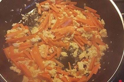 Chinesisch gebratene Nudeln mit Hühnchenfleisch, Ei und Gemüse 68
