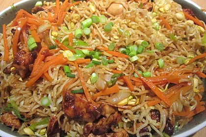 Chinesisch gebratene Nudeln mit Hühnchenfleisch, Ei und Gemüse 19