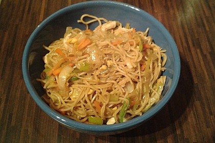 Chinesisch gebratene Nudeln mit Hühnchenfleisch, Ei und Gemüse 51