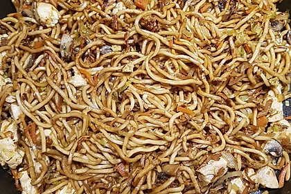 Chinesisch gebratene Nudeln mit Hühnchenfleisch, Ei und Gemüse 65