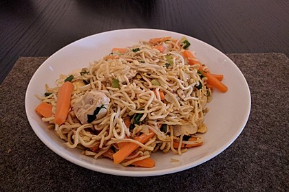 Chinesisch gebratene Nudeln mit Hühnchenfleisch, Ei und Gemüse 50