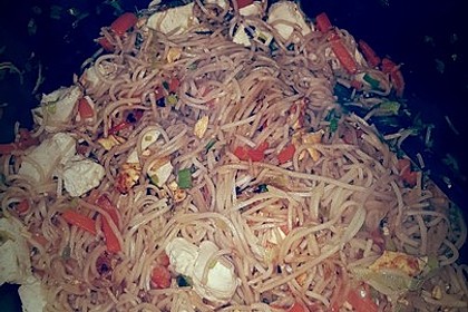 Chinesisch gebratene Nudeln mit Hühnchenfleisch, Ei und Gemüse 67
