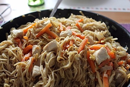 Chinesisch gebratene Nudeln mit Hühnchenfleisch, Ei und Gemüse 11