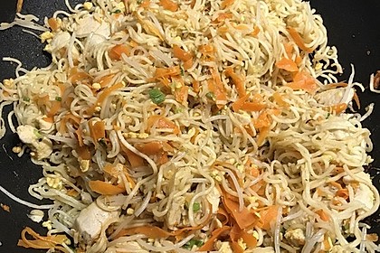 Chinesisch gebratene Nudeln mit Hühnchenfleisch, Ei und Gemüse 31