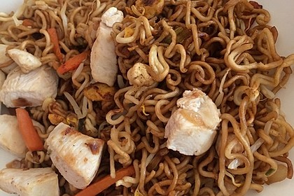 Chinesisch gebratene Nudeln mit Hühnchenfleisch, Ei und Gemüse 66