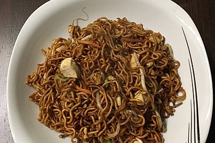 Chinesisch gebratene Nudeln mit Hühnchenfleisch, Ei und Gemüse 33